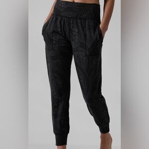 Athleta Womens Size Small Salutation Textured Joggers
Stretch Pockets 985727
